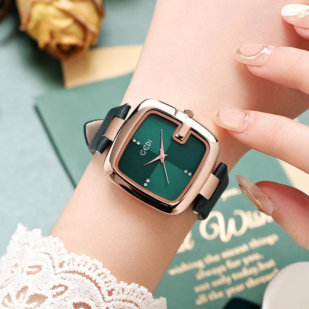 Women's Fashionable Belt Quartz Watch